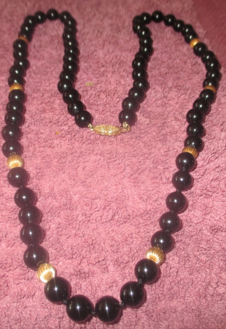 M840M  Onyx and 14K gold necklaceTakst-Valuation N. Kr. 6000
